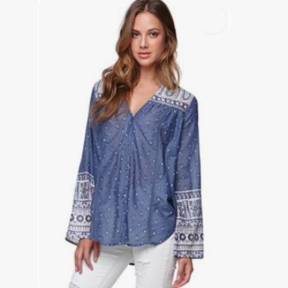 Billabong Tops - Billabong boho button down blouse with bell sleeve